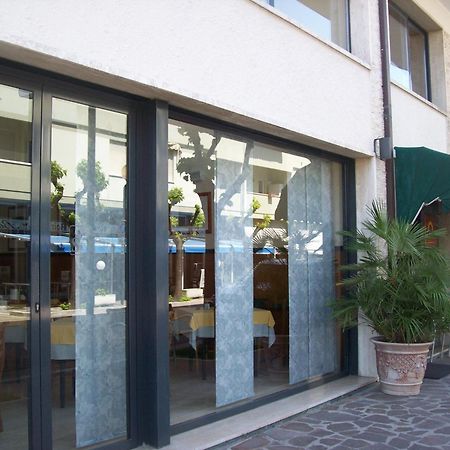 Hotel Sole Джулианова Экстерьер фото