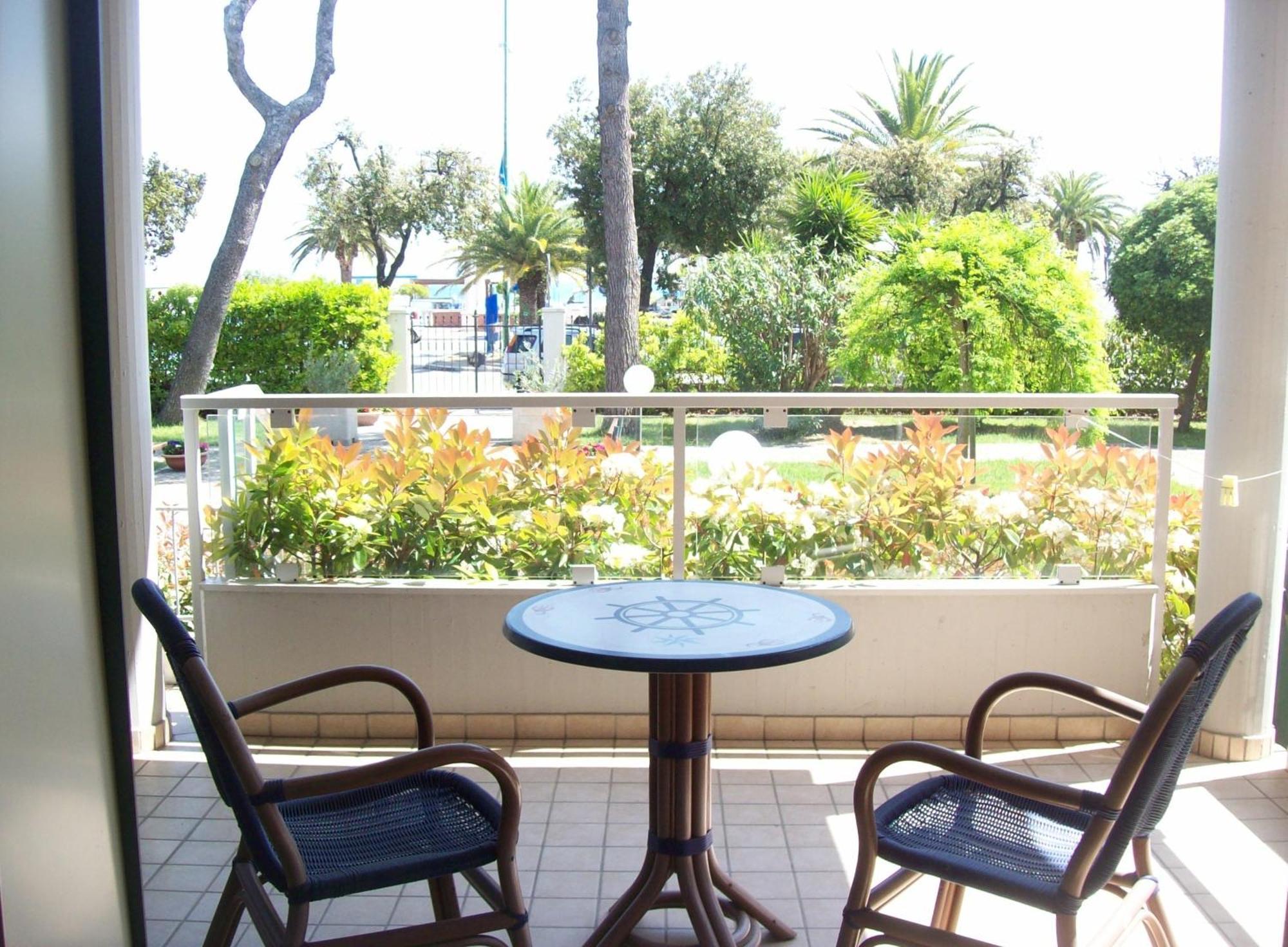 Hotel Sole Джулианова Экстерьер фото